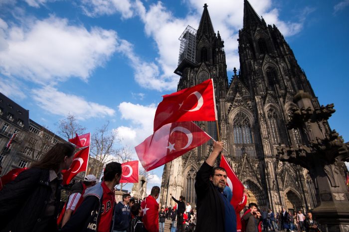 AKP-Anhänger vor dem Kölner Dom in Deutschland. Stellt euch vor, Deutsche würden so mit Deutschlandflagge oder Reichskriegsflagge vor der Hagia Sophia in Istanbul demonstrieren.