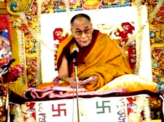 Dalai Lama mit Hakenkreuzen