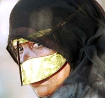 Muslima mit Gesichtsmaske